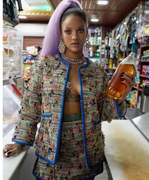 Rihanna, la artista que impone tendencias, lanzó su colección de accesorios donde los aros XXL son la pieza estrella.