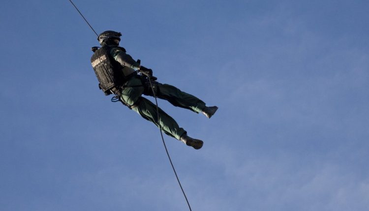 Descubre al guapo agente de la Guardia Civil que acapara la atención en Twitter