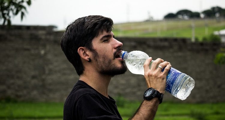 ¿Sabes lo que sucede cuando no tomas suficiente agua? porblemas de salud