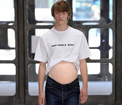 hombres embarazados en pasarela / Fuente: Instagram @xanderzhou