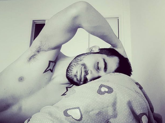 dormir / Fuente: Instagram @chatran_cohen, almohada