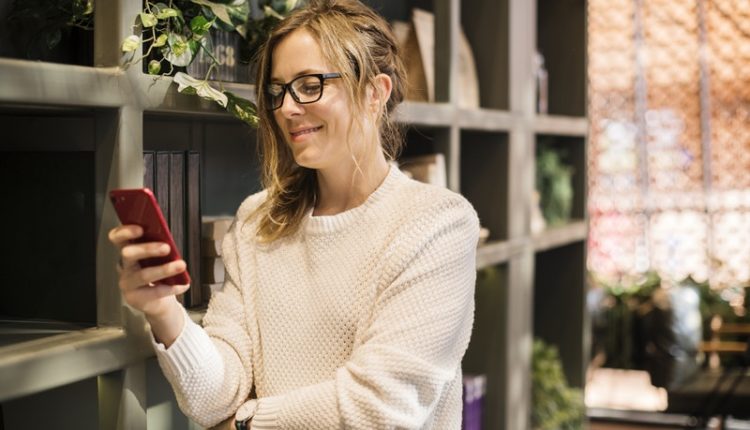 Mujer encontró un celular