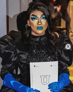 Joven drag queen Rebel Mork acude a su graduación en personaje