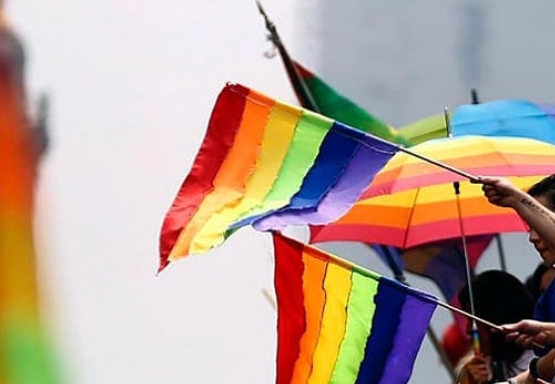 Sacerdote asegura que bandera LGBT fue "inventada por Satán, paso peatonal, activistas, comunidad LGBT, Mérida