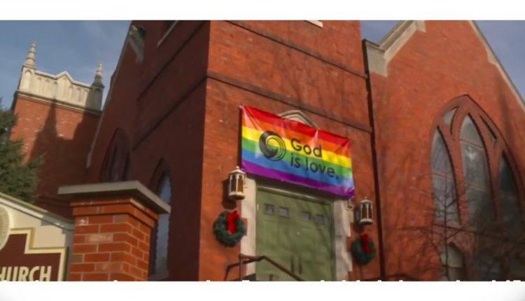 iglesia bandera gay