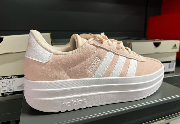 Diseños imprescindibles de tenis Adidas de mujer en su última colección