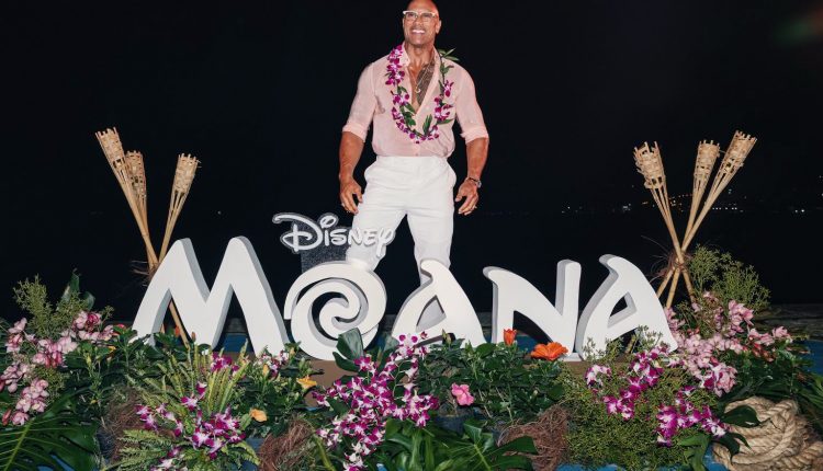 Dwayne Johnson recomienda incorporar un tónico facial como parte esencial de la rutina